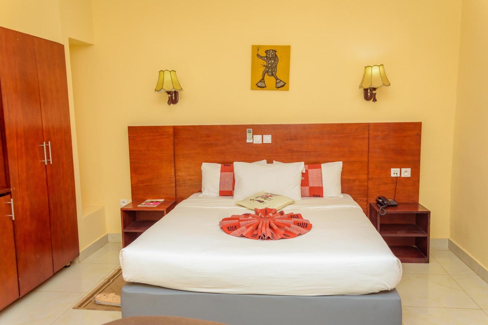 Hotel La Rose Blanche Korhogo Exterior photo